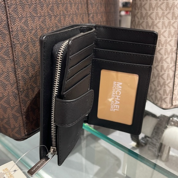 MICHAEL KORS
Medium Crossgrain Leather Wallet
Black 
NWT - Picture 8 of 16